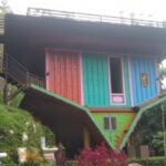 Slot dengan suasana taman terbalik